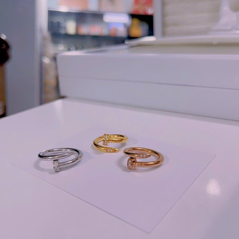 Nhẫn đinh Ca-tie Titan