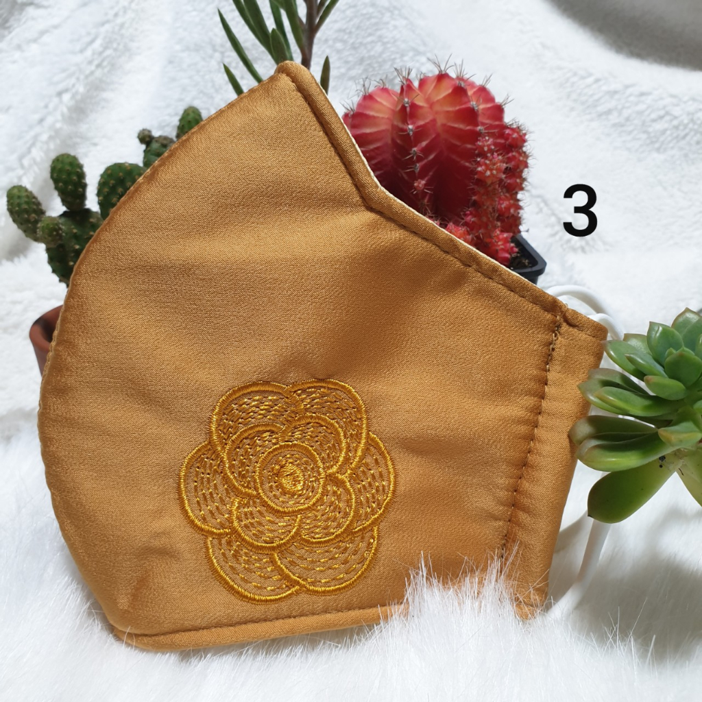 Khẩu trang lụa 3 lớp thêu hoa sang trọng không nhăn