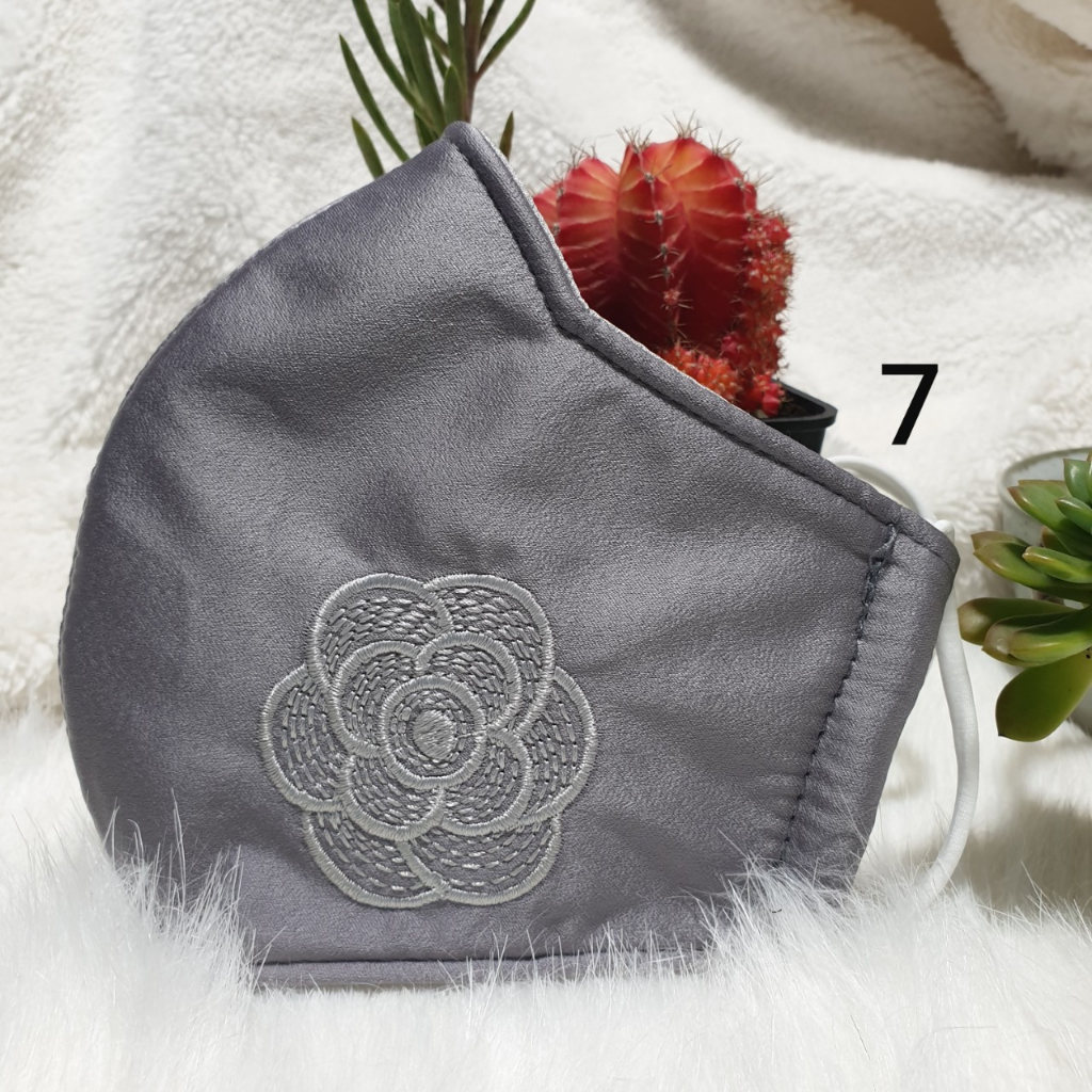 Khẩu trang lụa 3 lớp thêu hoa sang trọng không nhăn