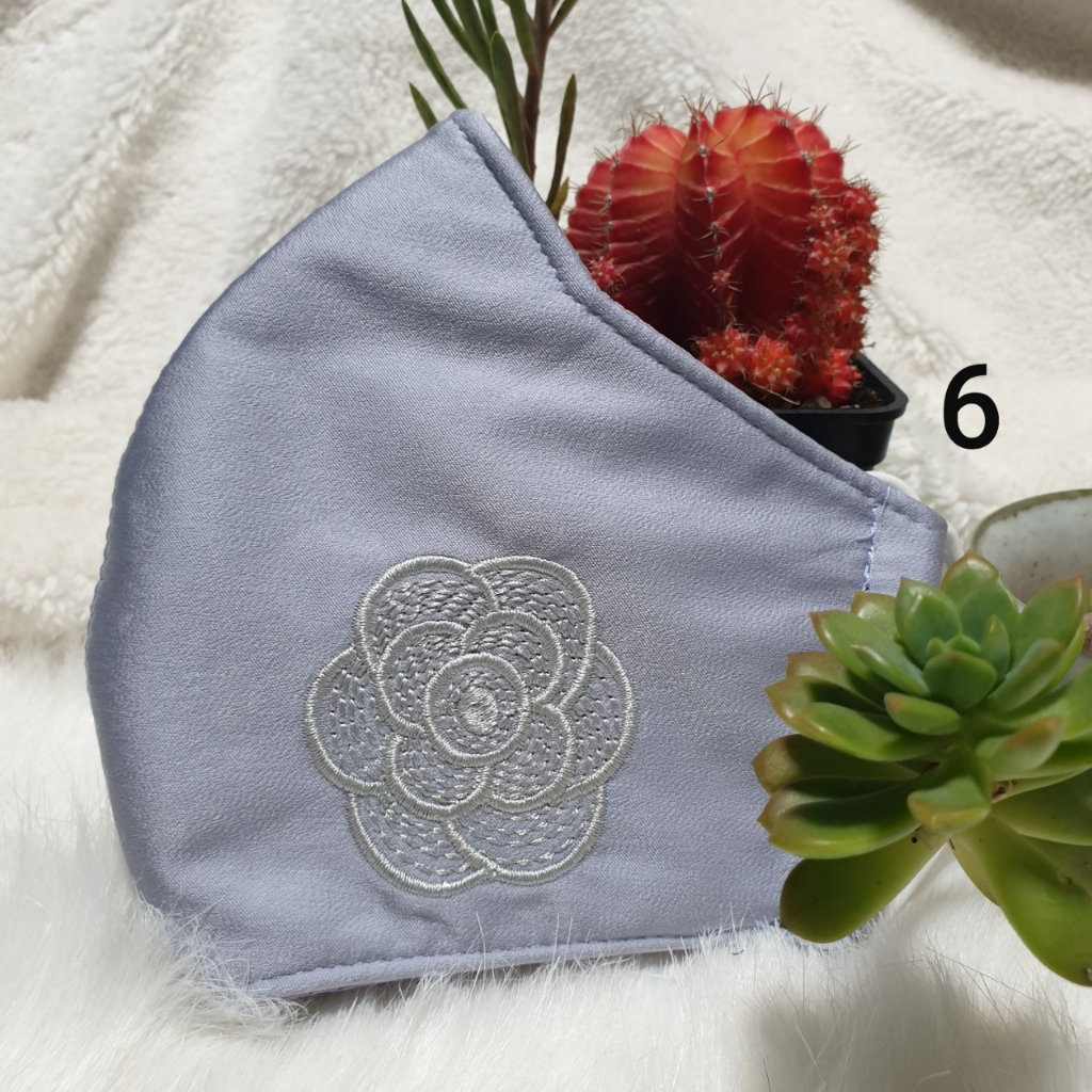 Khẩu trang lụa 3 lớp thêu hoa sang trọng không nhăn