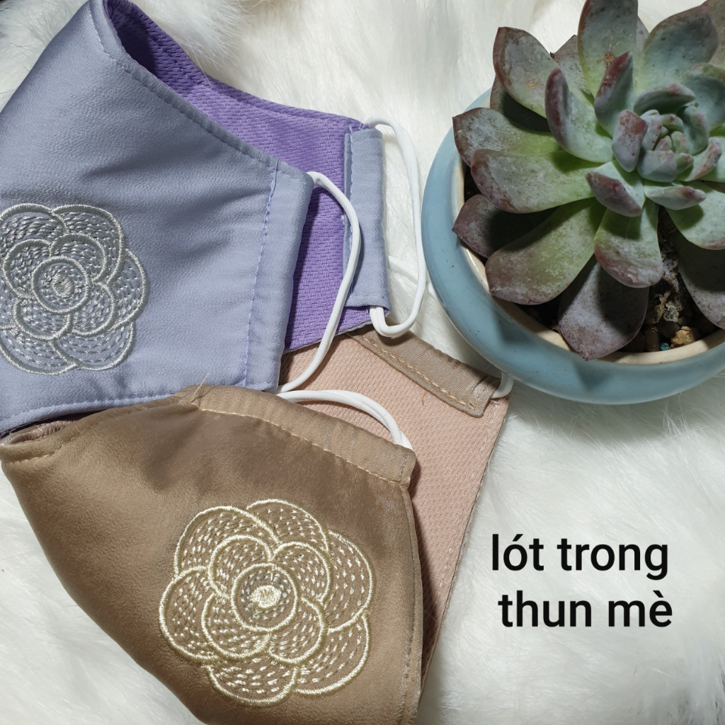 Khẩu trang lụa 3 lớp thêu hoa sang trọng không nhăn