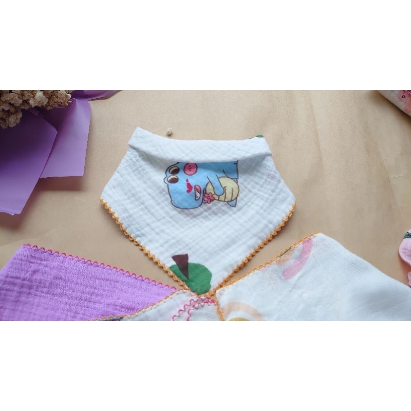 Khăn tam giác viền xinh, 2 nấc cúc bấm nhựa