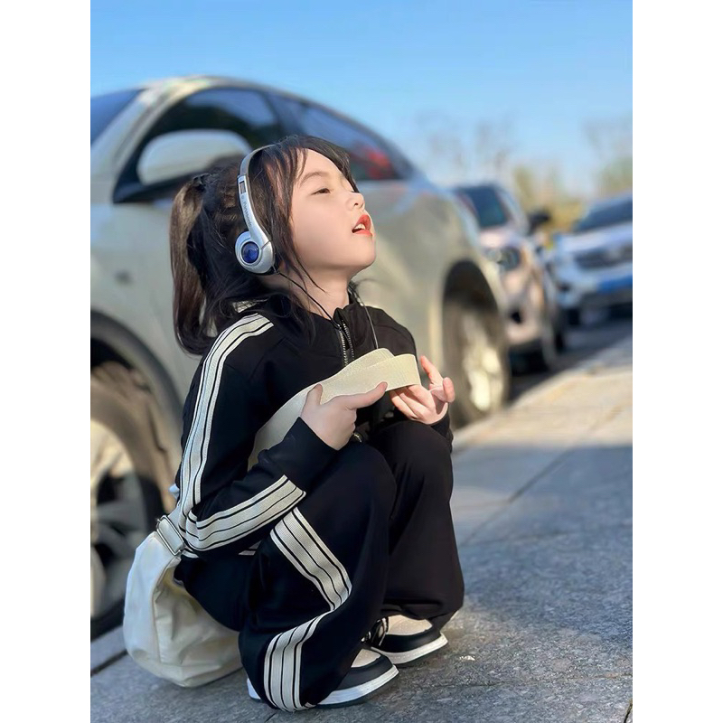 Bộ thể thao phối viền cho bé gái