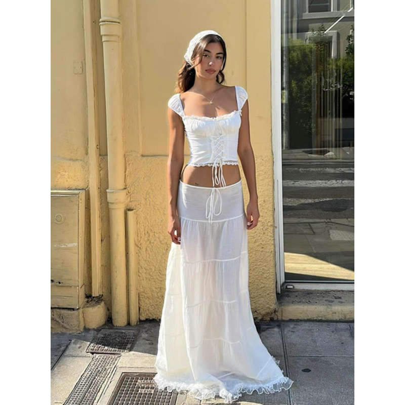 Set áo crop hai dây bồng cổ chữ U nhún ngực đan dây eo định hình chân váy maxi cạp thấp buộc dây eo viền ren tiểu thư