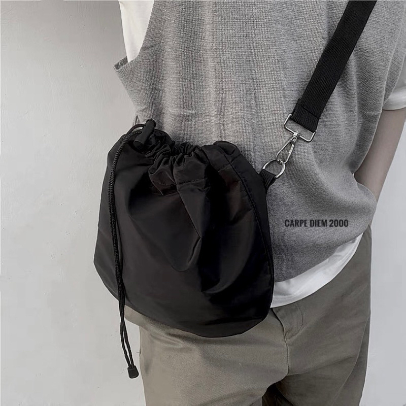 Lucky Bag - Túi đeo chéo nhỏ gọn, dây rút tiện lợi unisex. Có màu olive, vàng, đen