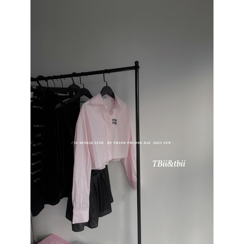 Áo sơ mi croptop miu miu hồng