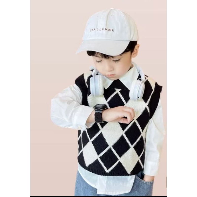 Áo gile len cổ tim kèm sơ mi trắng cho bé trai. Áo sơ mi trắng kèm gile len phong cách Hàn cho bé