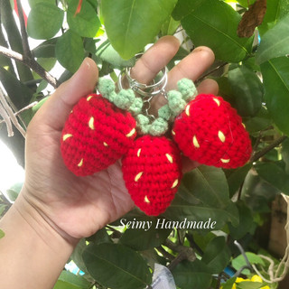 Móc khoá len quả dâu handmade