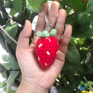 Móc khoá len quả dâu handmade