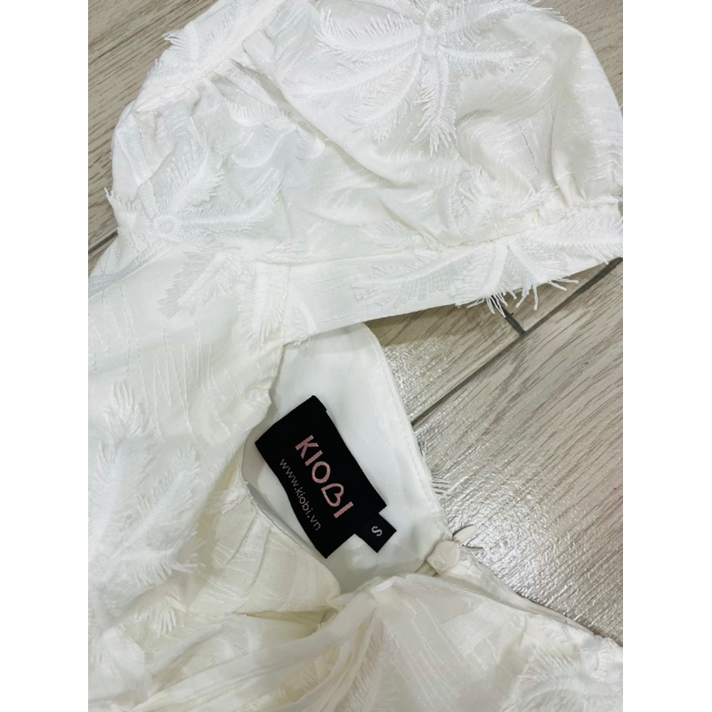 Đầm trắng tay bồng Kiobi, S