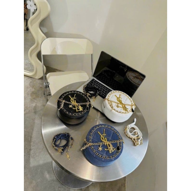 Túi Đeo Chéo, Túi Cốp Tròn Viền Xích Tặng Kèm Sticker - Đen Trắng Xanh