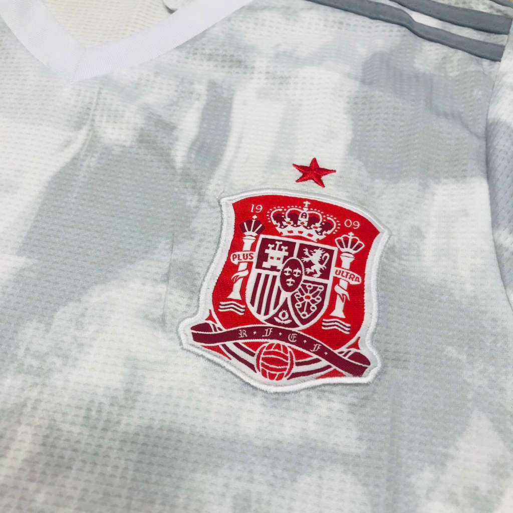 Bộ quần áo đá banh đội tuyển bóng đá tây ban nha màu xám trắng logo thêu