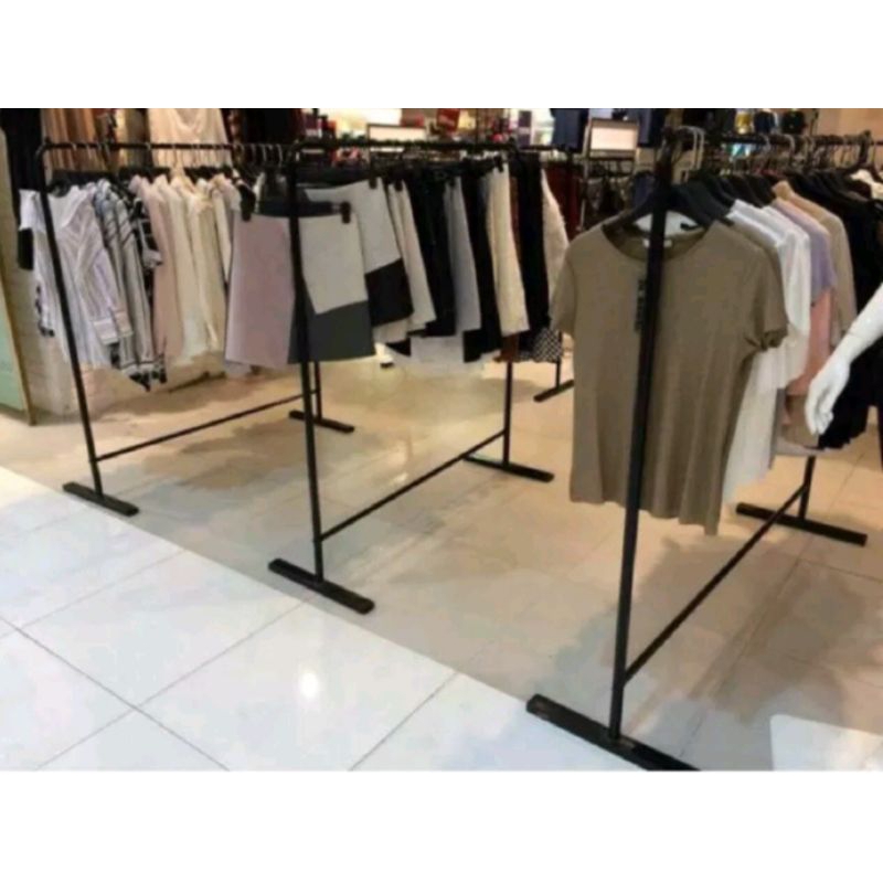 Kệ đơn treo quần áo thông minh, dài 120x140cm.sản phẩm được làm bằng kim loại sắt mạ kẽm sơn tĩnh điện 3 lớp dày 1,4mm.