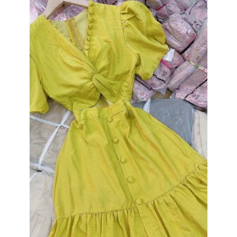 Đầm maxi xanh bơ viền nút hở eo tay bồng cực lạ và xinh xắn