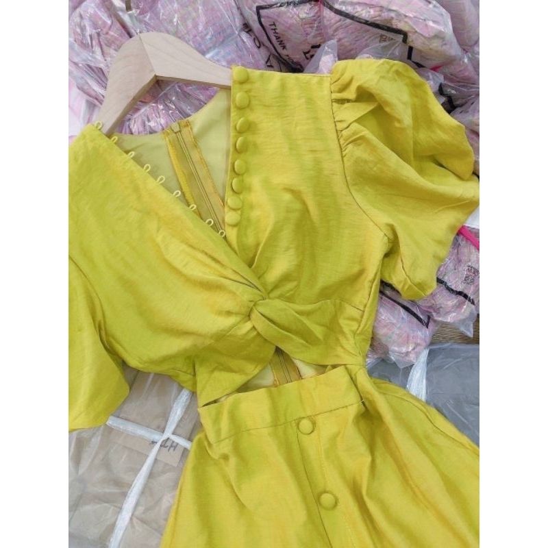 Đầm maxi xanh bơ viền nút hở eo tay bồng cực lạ và xinh xắn