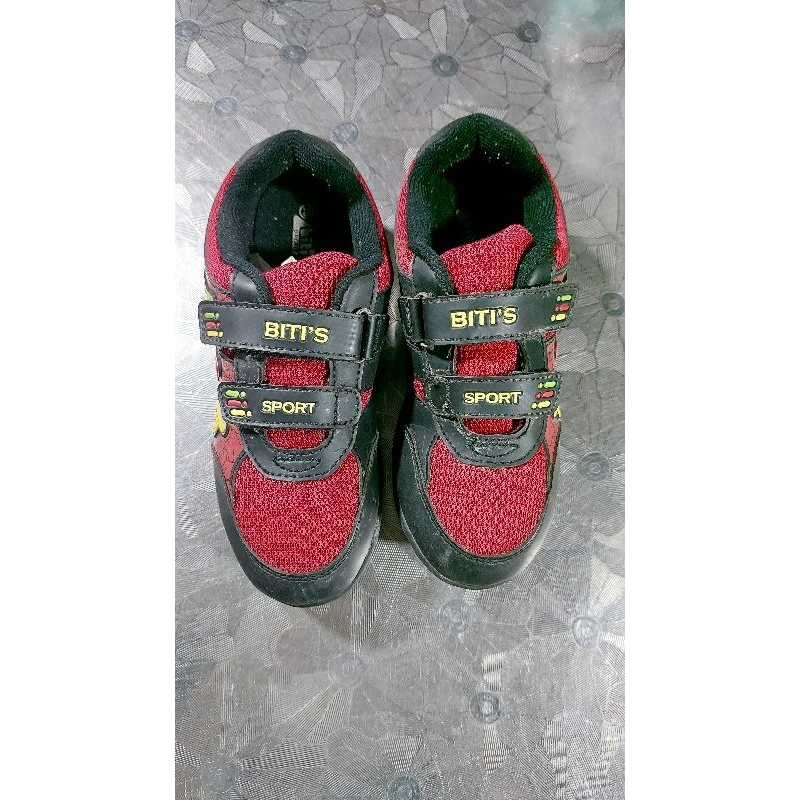 Giầy thể thao hiệu bé trai size 33.