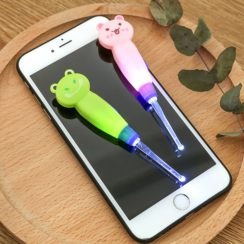 Dụng cụ lấy ráy tai có đèn phát sáng cho bé