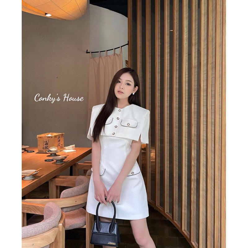 Set áo choàng và váy liền mặc lên trưởng thành ngay