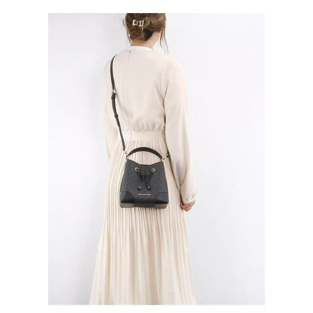 Túi Michael Kors Mercer Small Logo Bucket Bag - Màu đen 35F2SM9M
