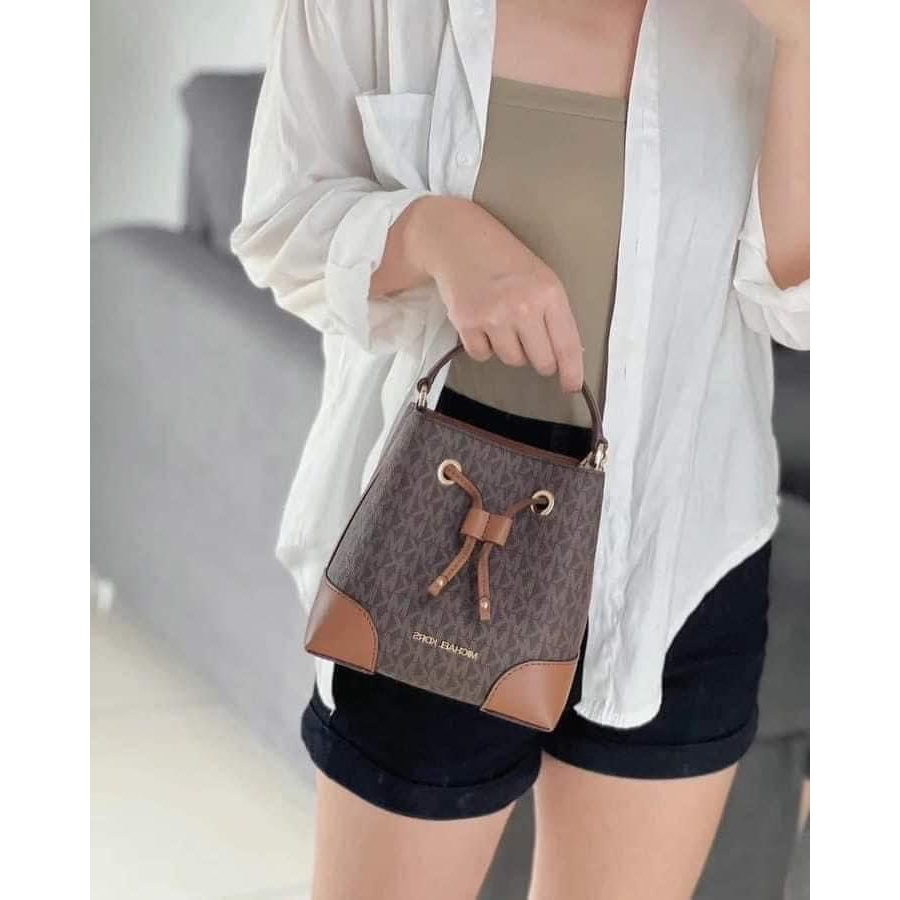 Túi Michael Kors Mercer Small Logo Bucket Bag - Màu đen 35F2SM9M