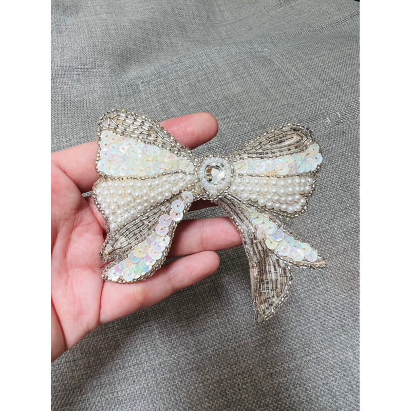 Thanh lý nơ cườm cài áo