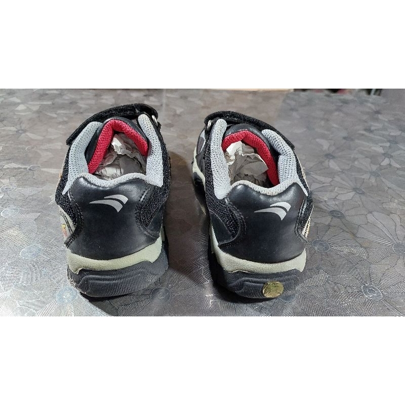 Giầy thể thao hiệu bé trai 100 size 35.