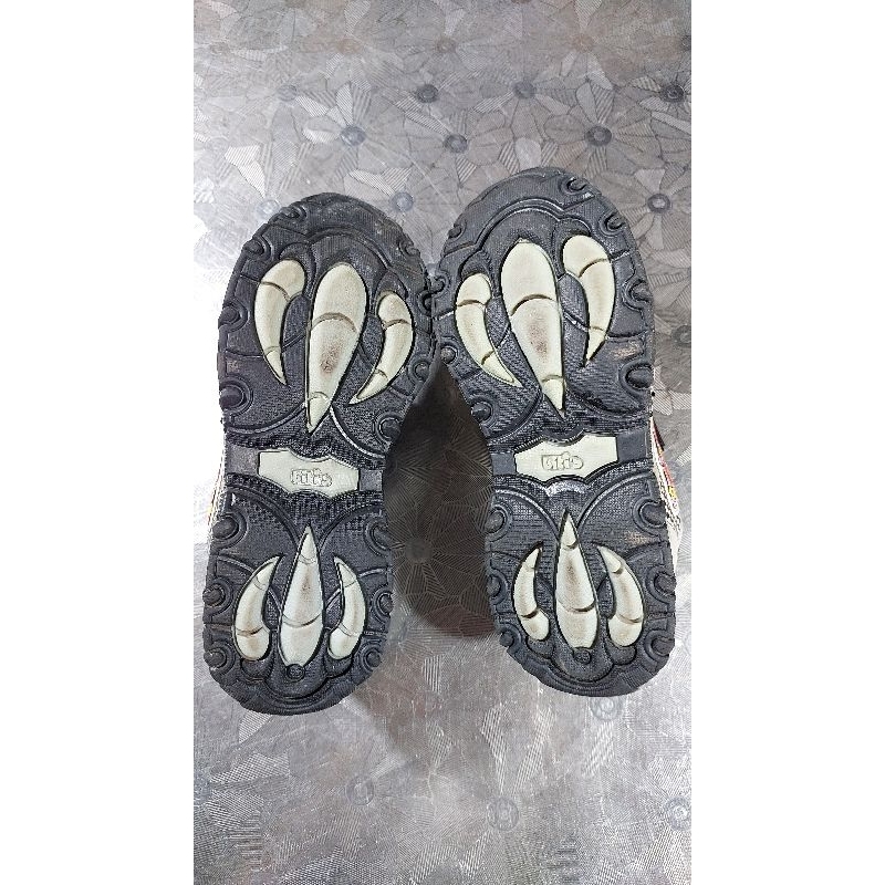 Giầy thể thao hiệu bé trai 100 size 35.