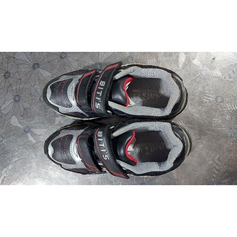 Giầy thể thao hiệu bé trai 100 size 35.