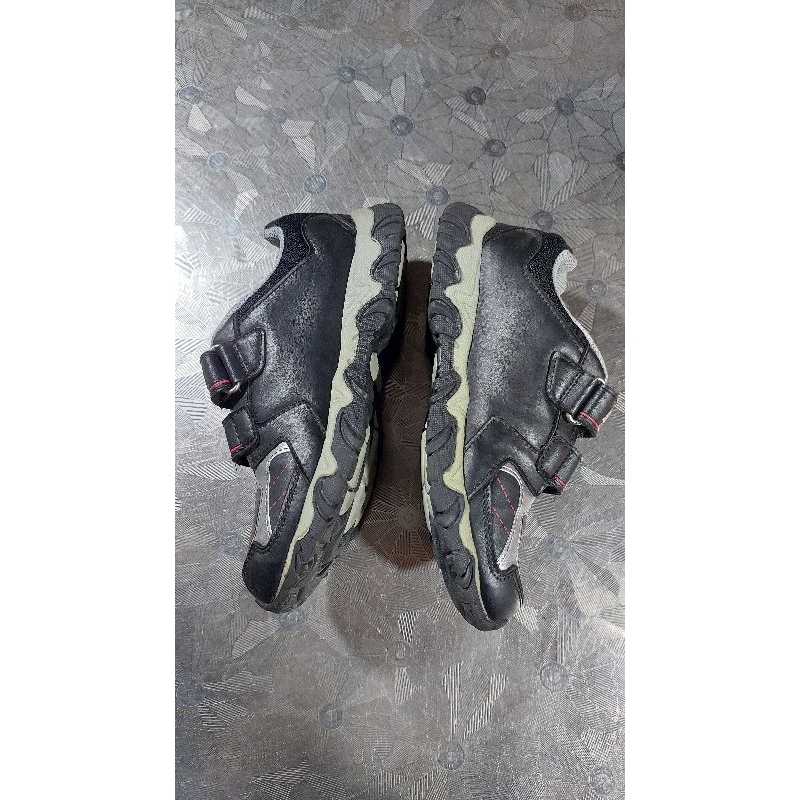 Giầy thể thao hiệu bé trai 100 size 35.