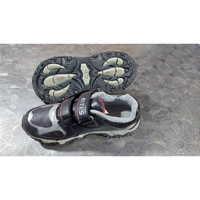 Giầy thể thao hiệu bé trai 100 size 35.