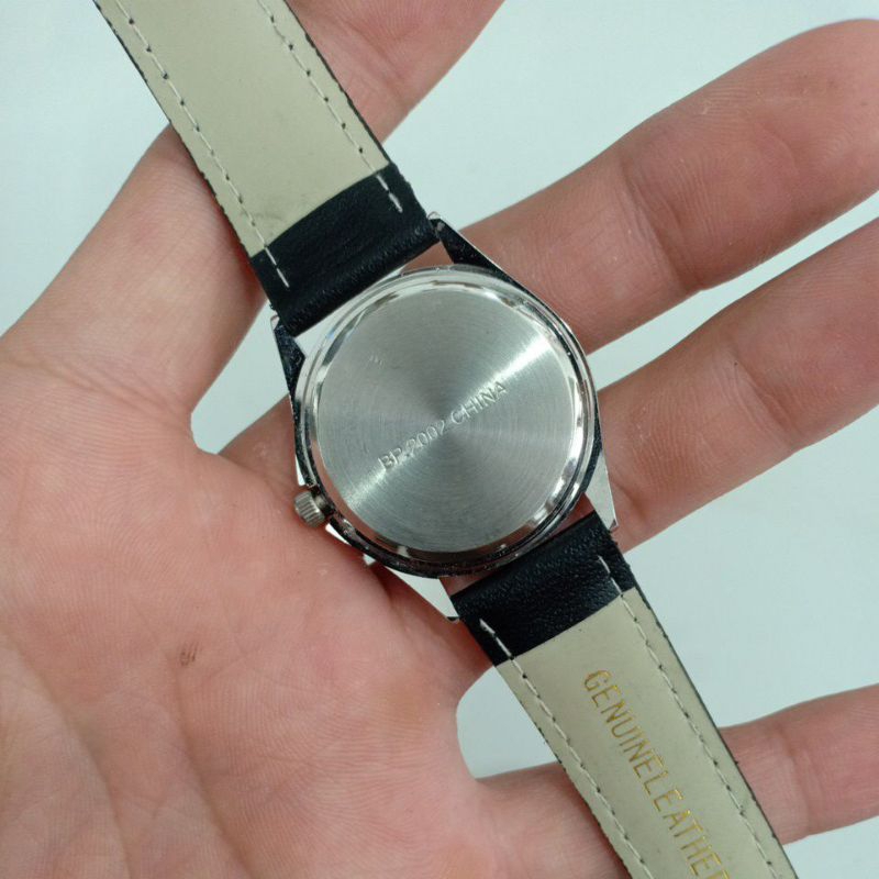 Đồng hồ si nam nữ dây da hiệu NO BRAND độ mới 94% phù hợp nam tay nhỏ với nữ tay to