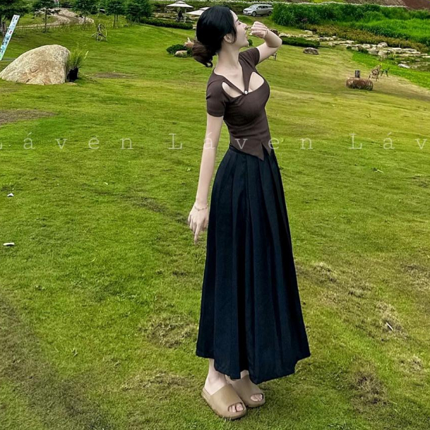 Chân váy xếp ly và áo khoác dài