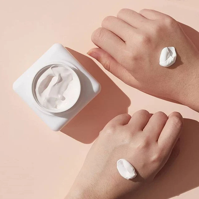 Kem Dưỡng Trắng Và Tái Tạo Da V7 Toning Light