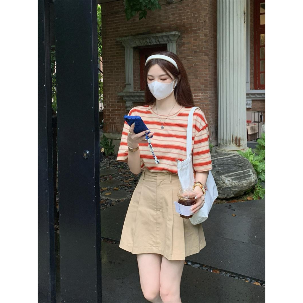 Set áo phông sọc đỏ kèm chân váy kaki chữ A phong cách trẻ trung năng động