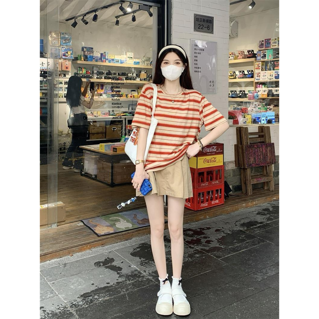 Set áo phông sọc đỏ kèm chân váy kaki chữ A phong cách trẻ trung năng động