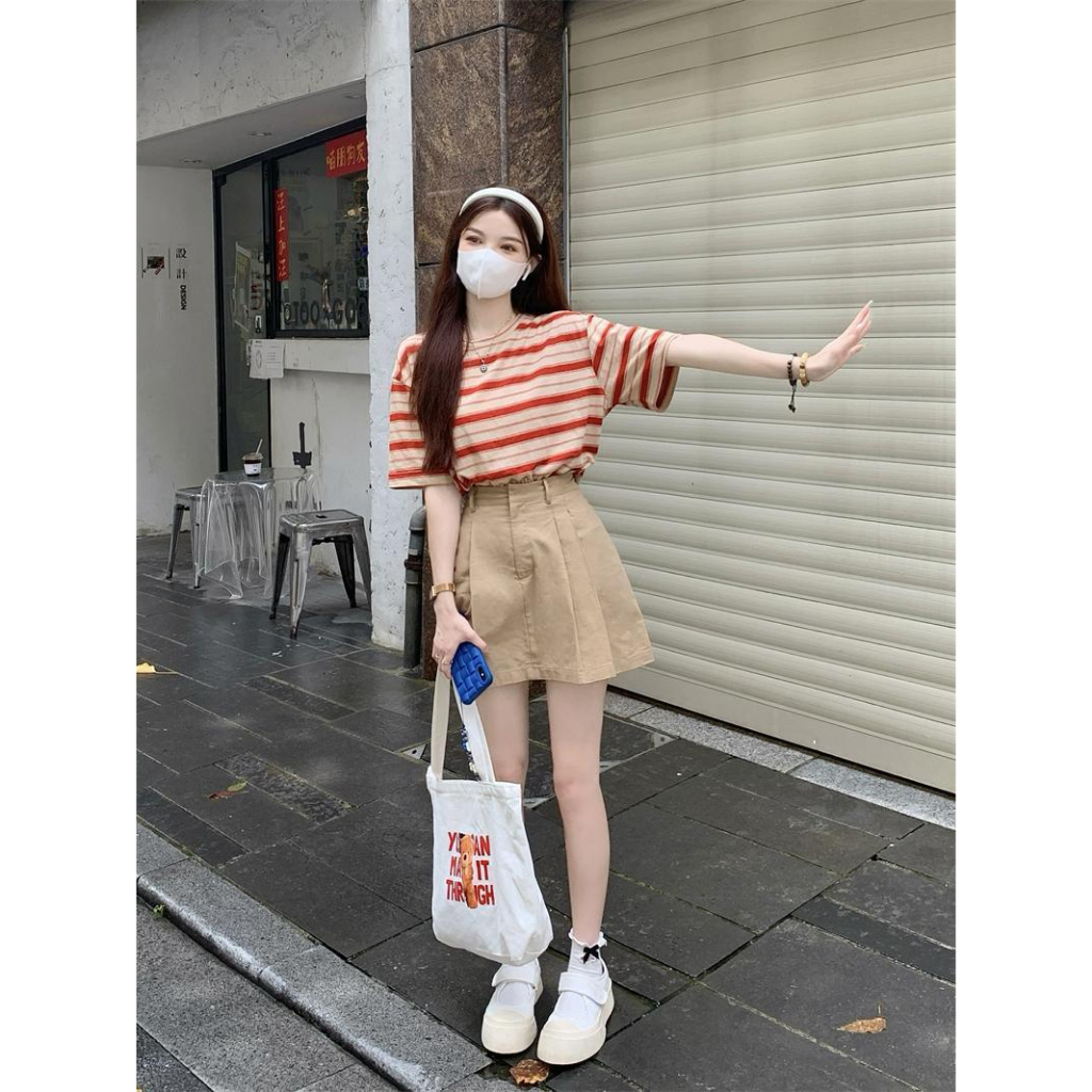 Set áo phông sọc đỏ kèm chân váy kaki chữ A phong cách trẻ trung năng động