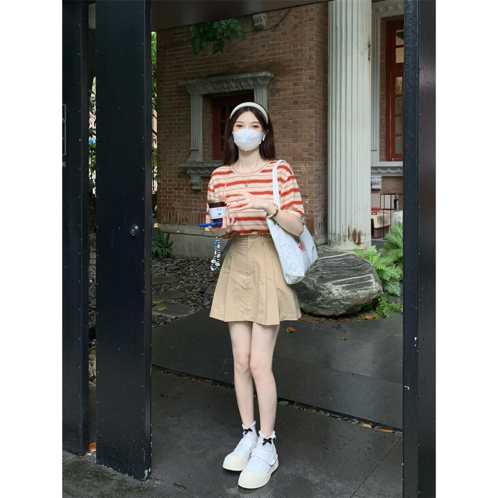 Set áo phông sọc đỏ kèm chân váy kaki chữ A phong cách trẻ trung năng động