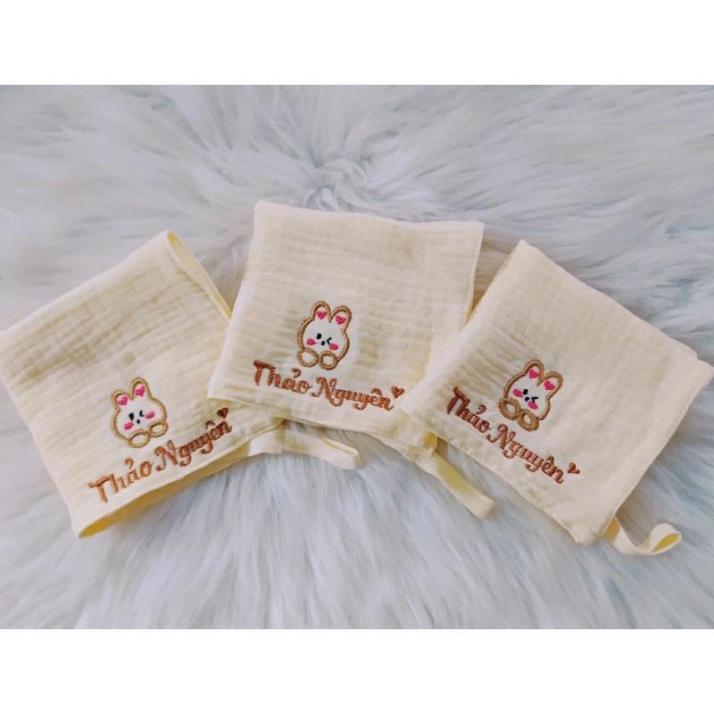 Set khăn muslin 3 cái thêu tên theo yêu cầu.