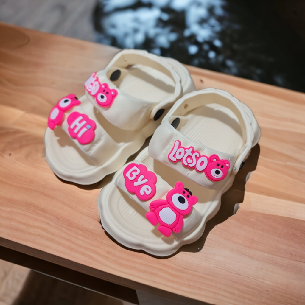 Dép bánh mì có quai sau cho bé gái hình gấu dâu siêu nhẹ êm chân