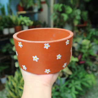Chậu đất nung vẽ hoa thủ công