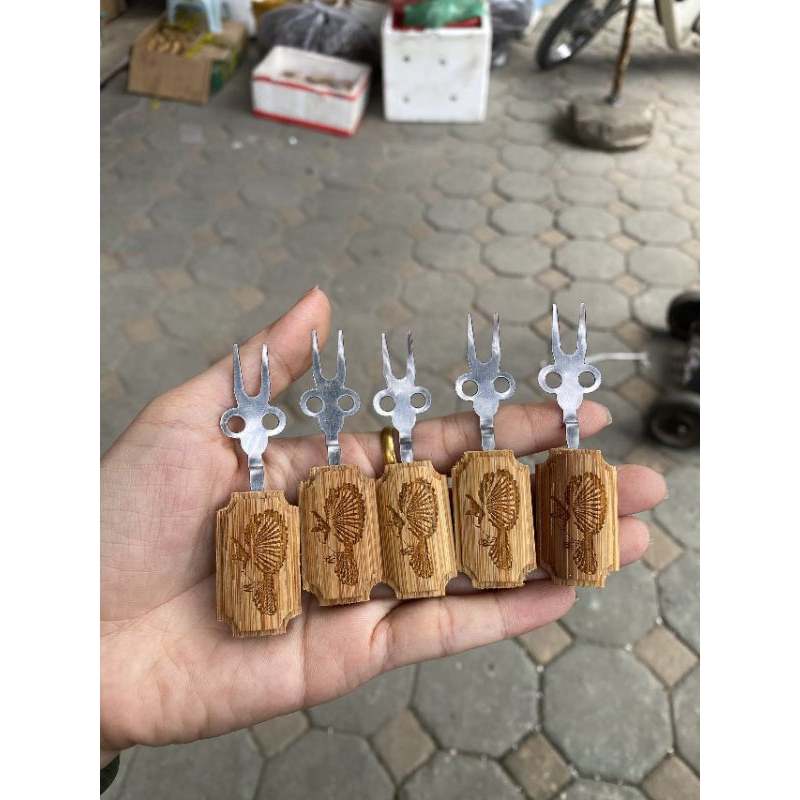 Xiên chuối, xiên hoa quả tre dành cho chim chào mào giá rẻ