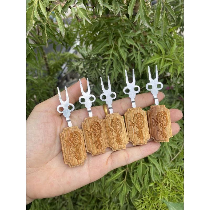 Xiên chuối, xiên hoa quả tre dành cho chim chào mào giá rẻ