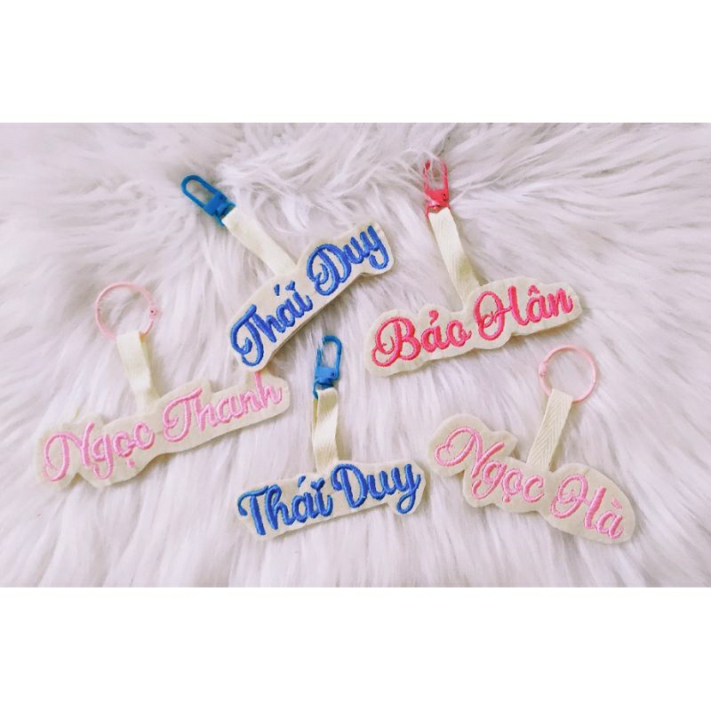 Móc khóa chữ xinh xắn thêu tên theo yêu cầu.