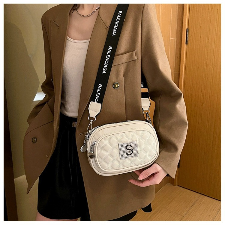 Túi đeo chéo nữ túi ba ngăn mặt trước thêu phối mác chữ S thời trang Hàn Quốc DC0146