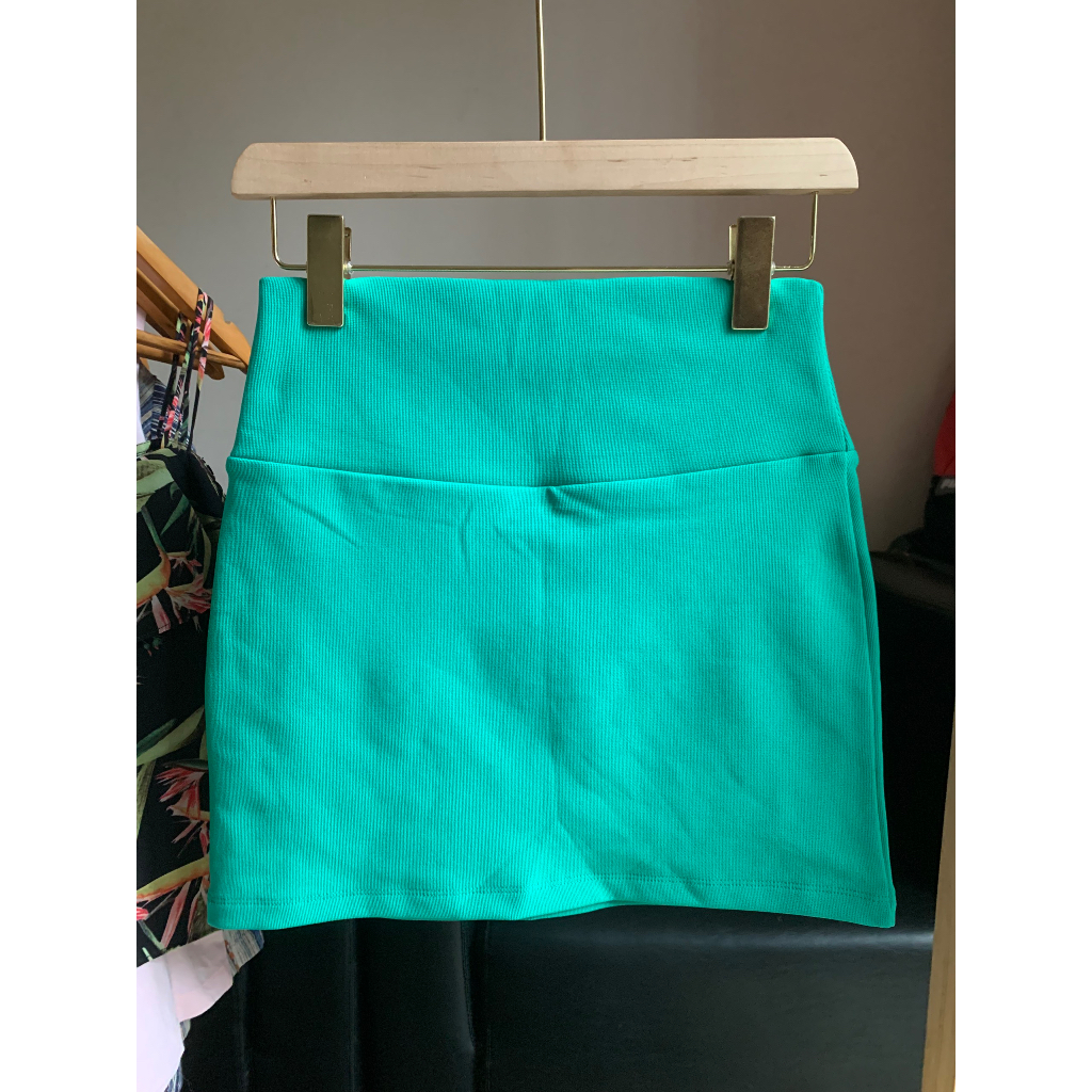 Váy ngắn xanh lá cây hiệu DNA