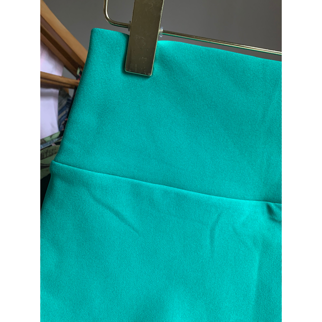 Váy ngắn xanh lá cây hiệu DNA