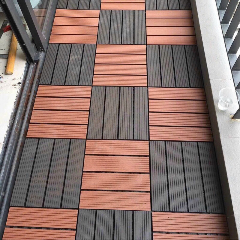 vỉ sàn gỗ nhựa composite khổ 30*30cm thoát nước- sàn ban công ngoài trời