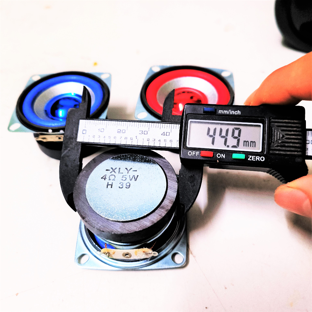 Loa toàn dải 4ohm - 5W vành 52mm  Lõi từ lớn 4cm chất âm hay, tiếng rõ, bass chắc. Dùng chế loa nghe nhạc mini