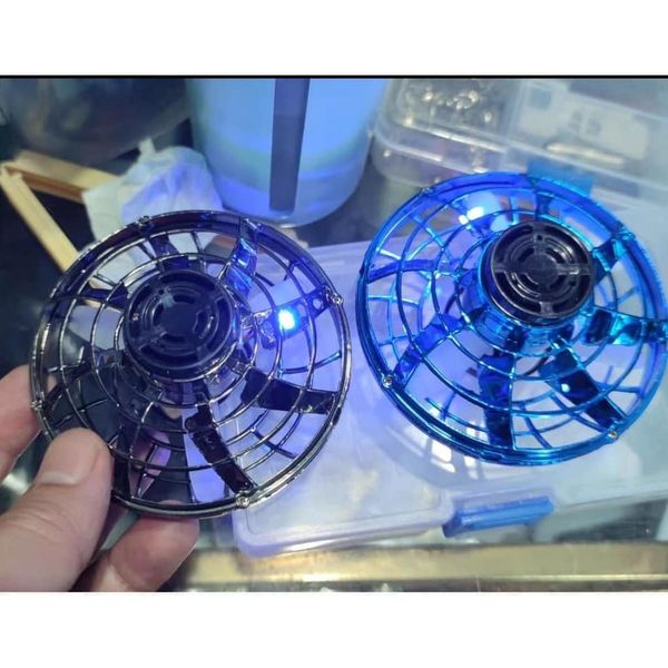 Đồ chơi đĩa bay UFO phát sáng biết bay dành cho bé