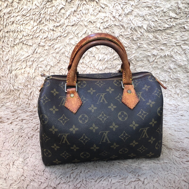 Túi chuẩn si. Túi qua sử dụng. Khách vui lòng xem hình nếu muốn biết thêm thông tin sản phẩm mời khách vô chat . Thanks.